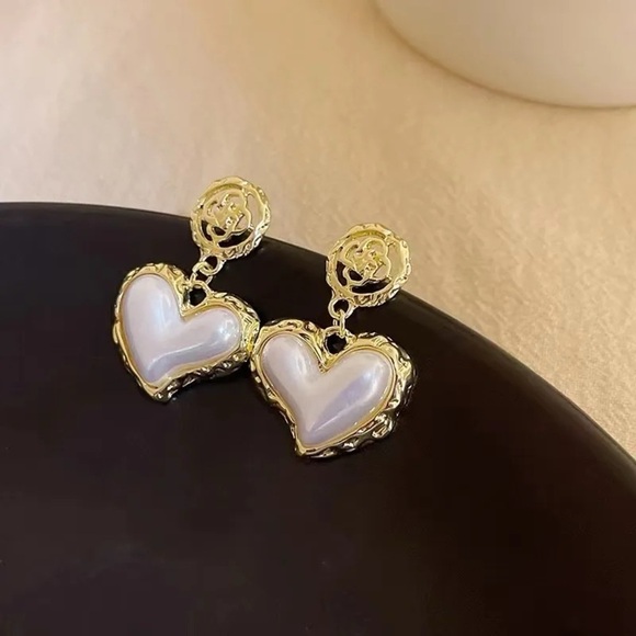 Pearl and Gold Heart Drop Earrings ~ Vintage Style - Picture 2 of 4